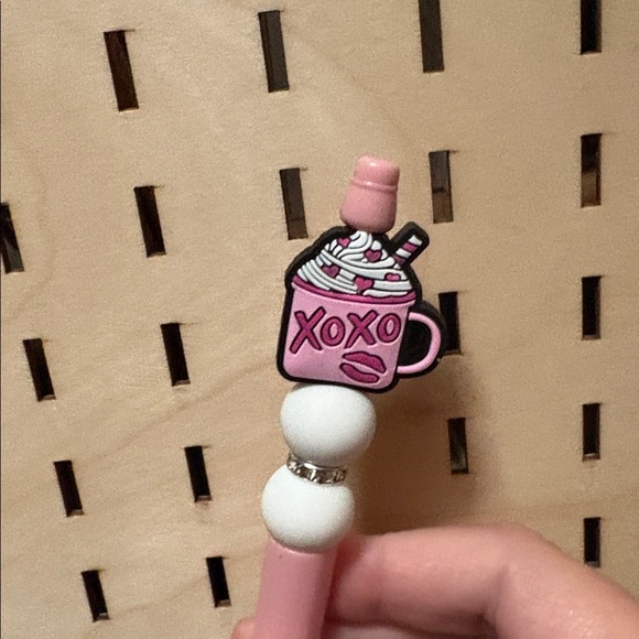 Handcrafted xoxo mug beaded pen - Picture 2 of 3